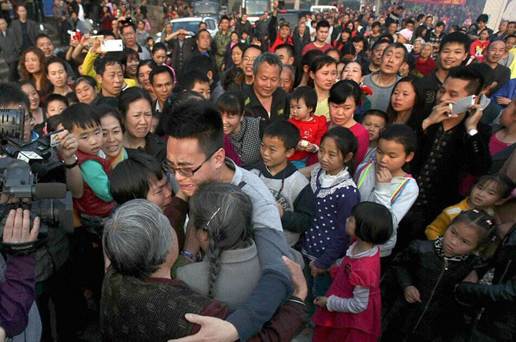 南昌4岁男孩被拐 26年后母子终团聚感动全村 